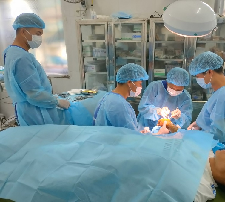 Bệnh xá đảo Song Tử Tây cấp cứu ngư dân Quảng Ngãi gặp nạn trên biển